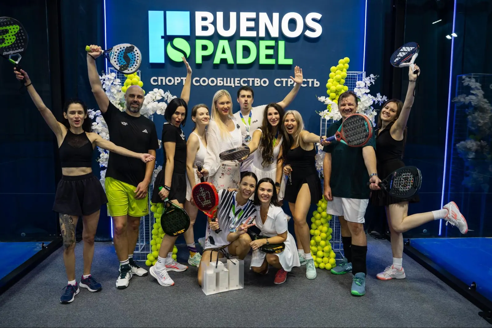 Гости Buenos Padel у фотозоны клуба