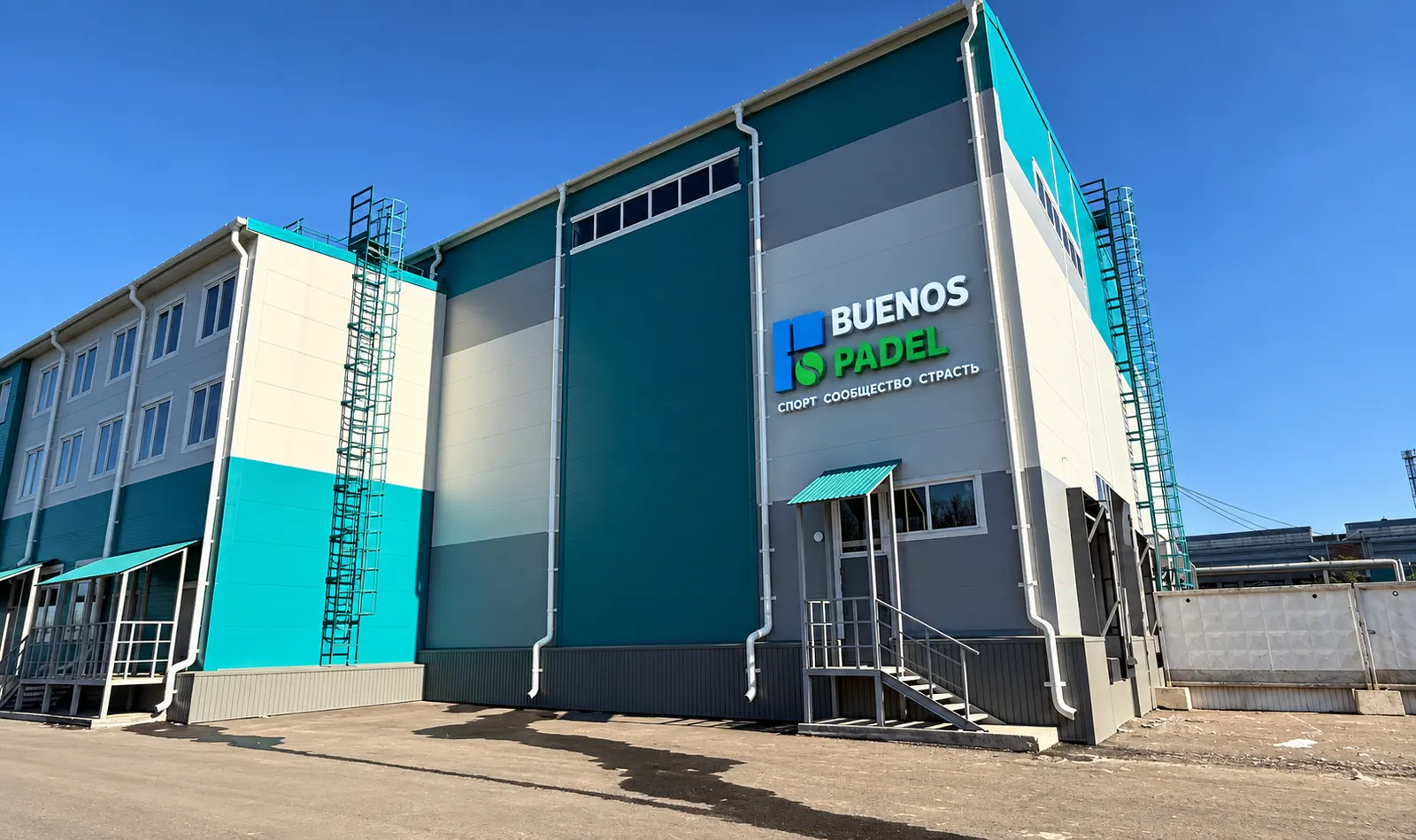 Здание клуба Buenos Padel в Ульяновске
