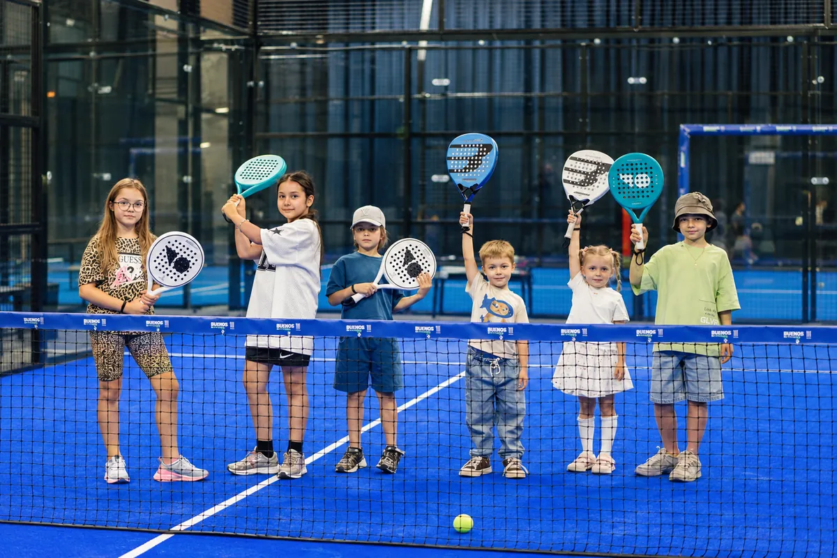 Дети с ракетками на корте Buenos Padel